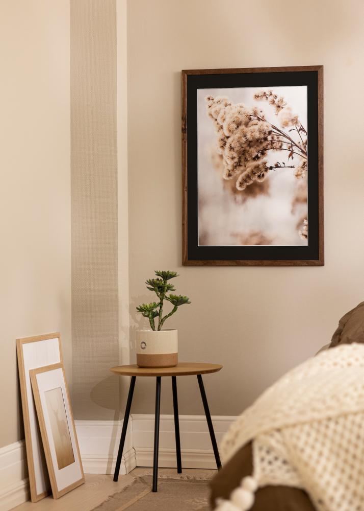 Ram med passepartou Frame Stilren Walnut 70x100 cm - Picture Mount Black 62x93 cm