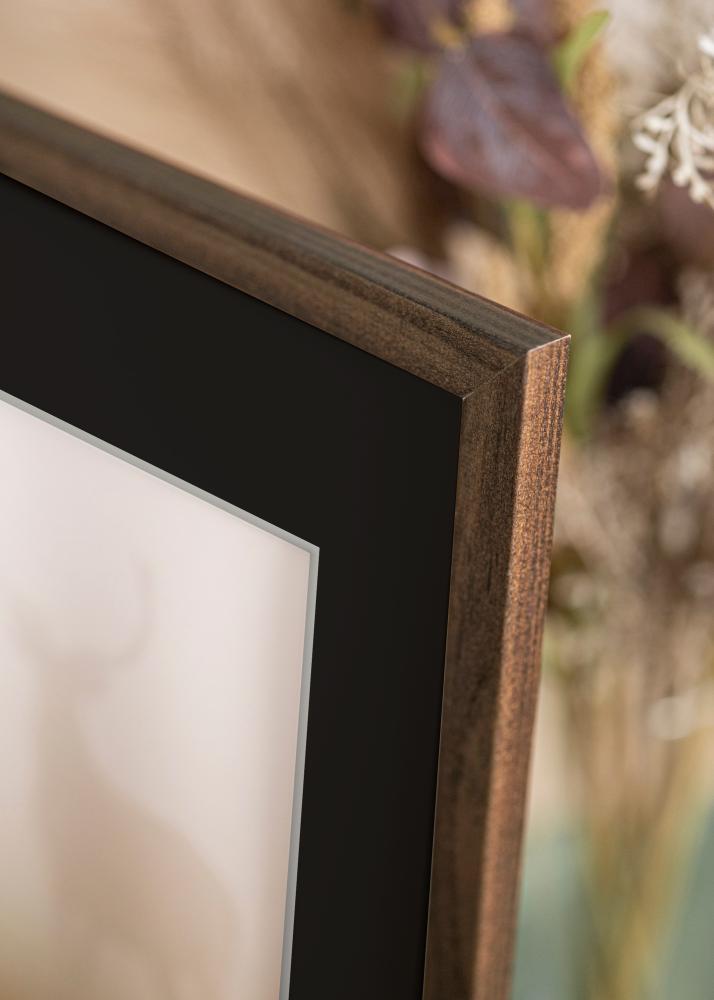 Ram med passepartou Frame Stilren Walnut 70x100 cm - Picture Mount Black 62x93 cm